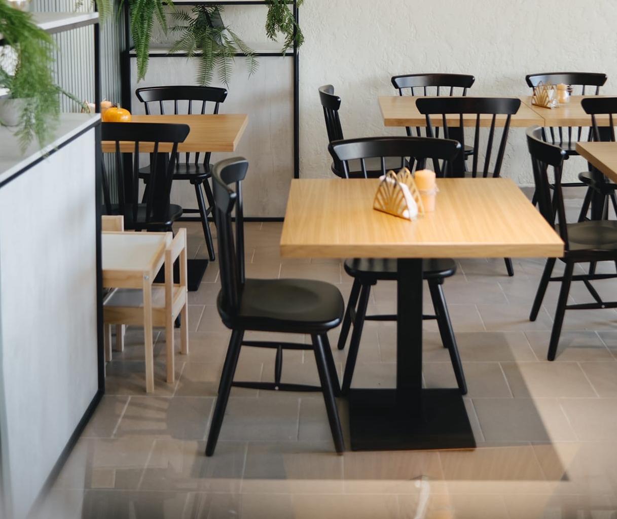 Деревянные стулья